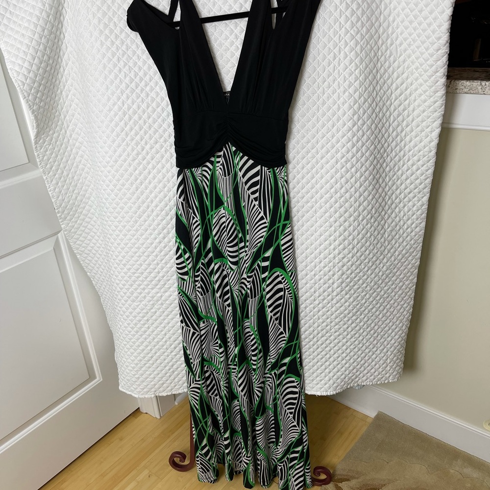 On or off-shoulder plunging neckline elegant jungle print dress. Flattering & ez